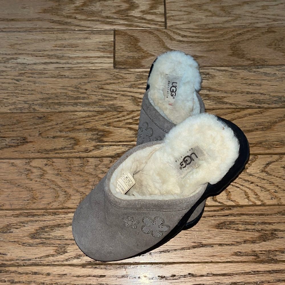 Ugg suede leather mules w/ sheep skin lining2” heel w 1“ platform